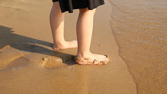 海边穿裙子的小女孩视频的预览图