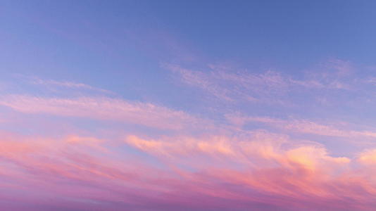 粉红云和蓝天在日落时消失视频的预览图