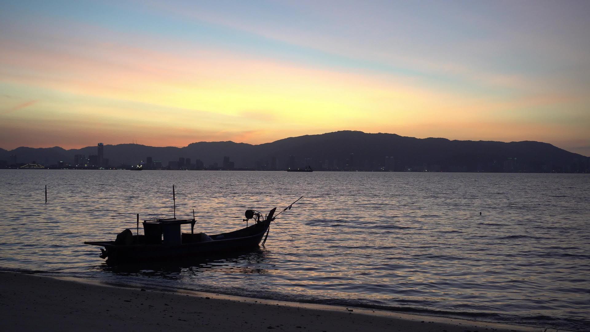 多彩的日落轮尾渔船视频的预览图