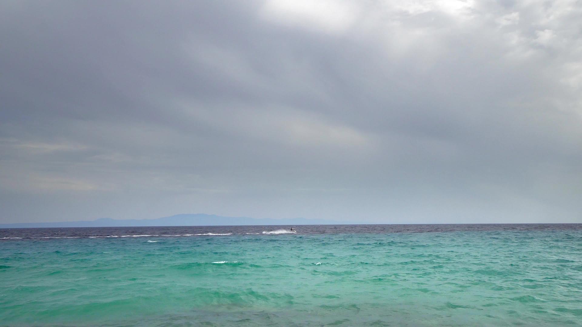 一名男子在加勒比海上乘坐喷气式滑雪机视频的预览图