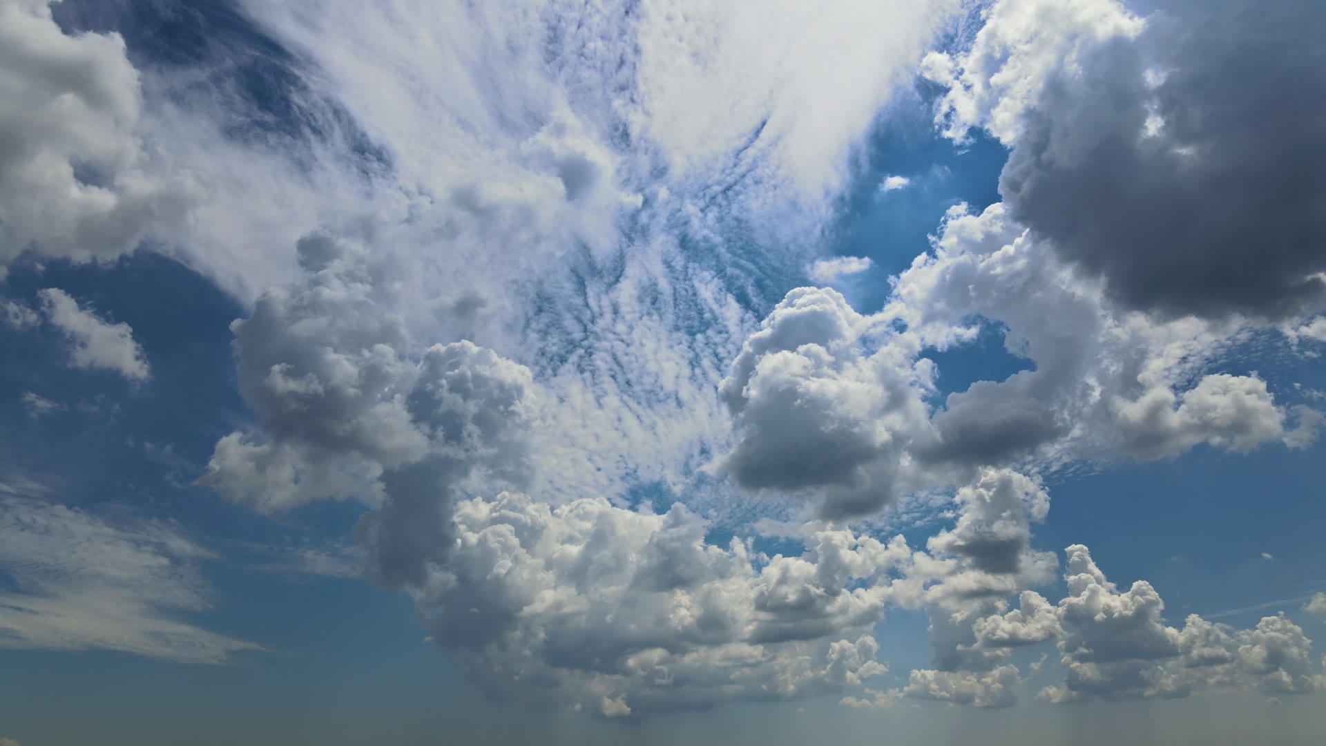 蓝色的天空背景白色的头发和乌云紧紧地覆盖着时空视频的预览图