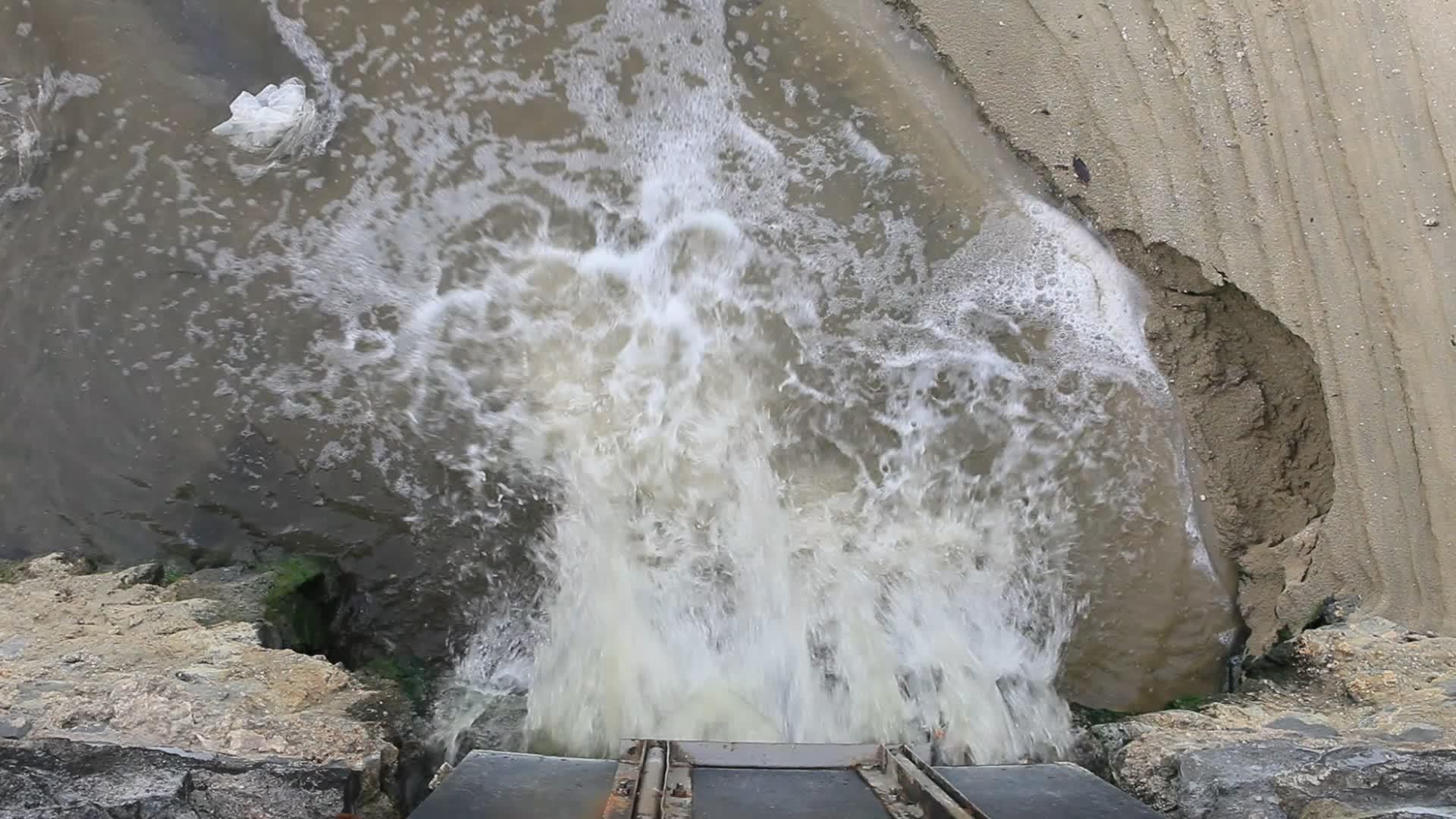 废水排入海滨视频的预览图