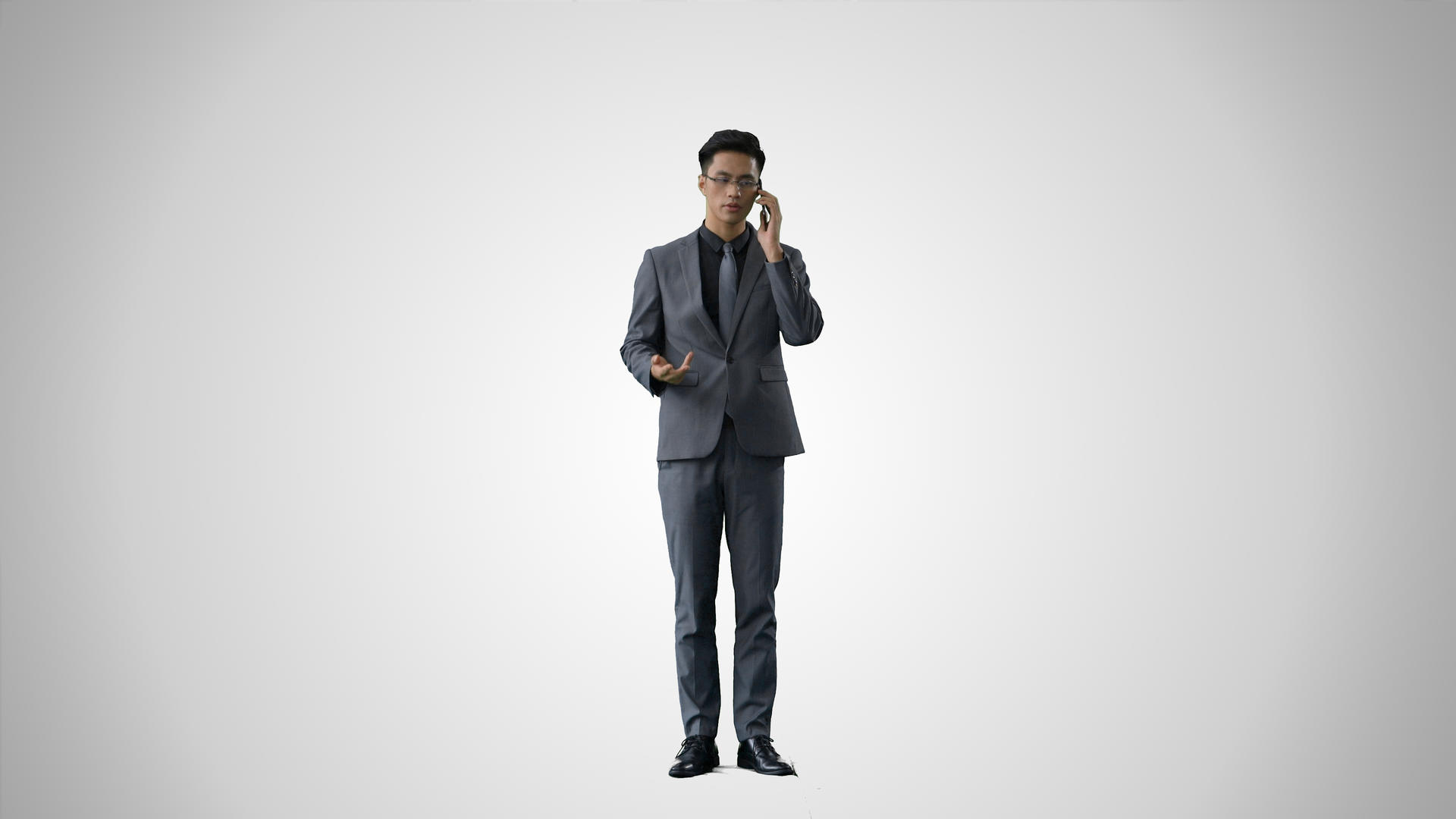 4k灰底正在打电话的商务男性视频的预览图