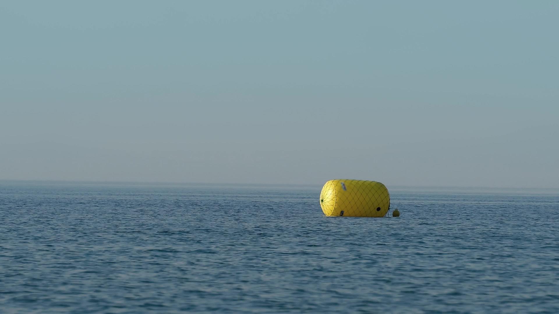 海平面黄色浮标视频的预览图