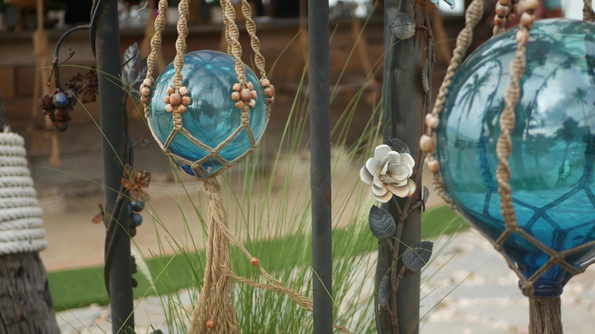 美丽的复古装饰和一套蓝色浮标的花园植物视频的预览图
