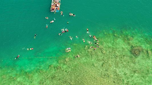 游客在环礁湖菲利平斯埃尼多潜水视频的预览图