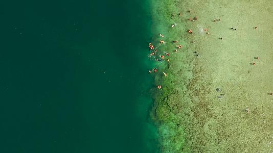 游客在环礁湖菲利平斯埃尼多潜水视频的预览图