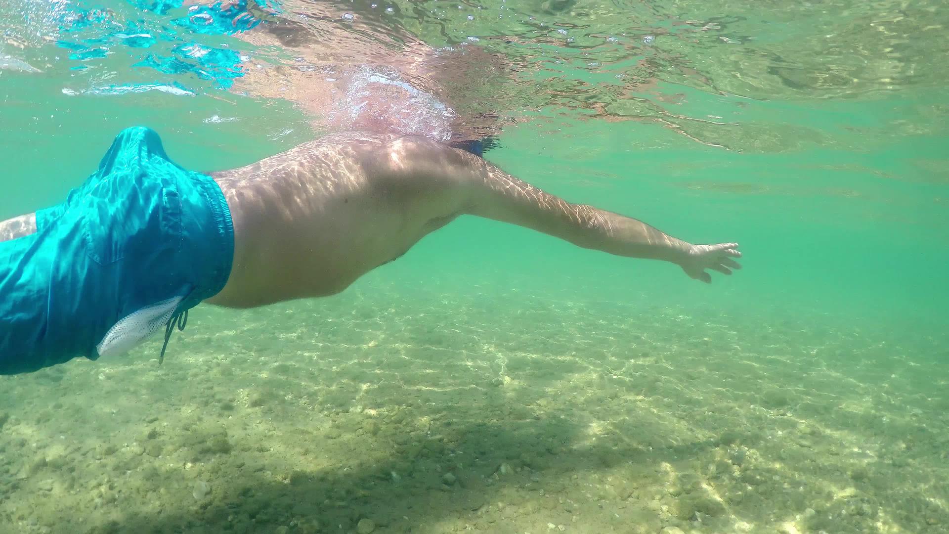 在海水表面游泳寻找宝藏Gopro半水下风景Gopro视频的预览图