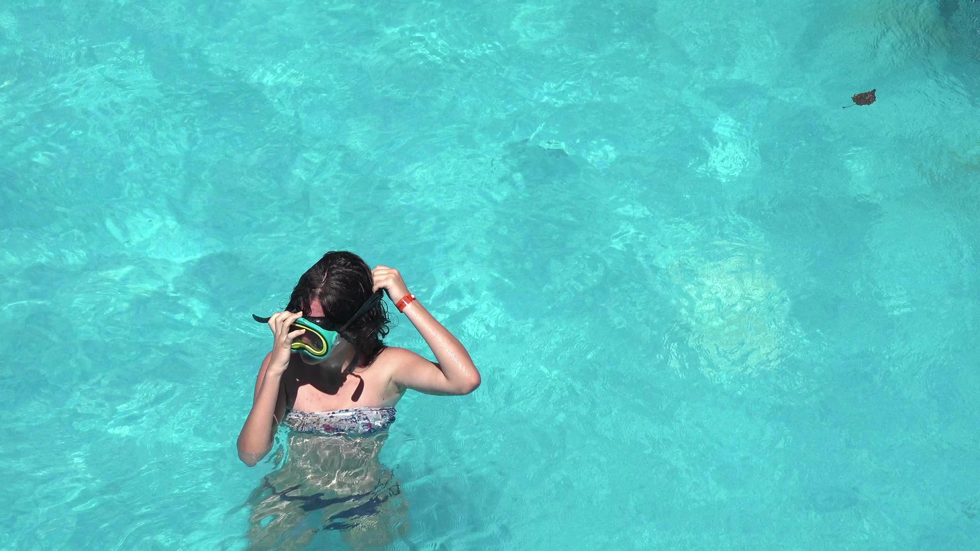 女孩准备潜水戴上潜水面罩视频的预览图