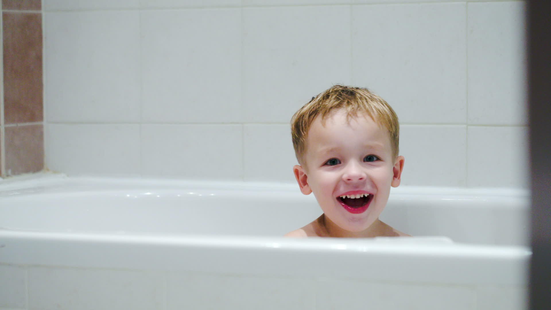 洗澡时微笑的男孩视频的预览图