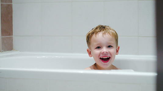 洗澡时微笑的男孩视频的预览图