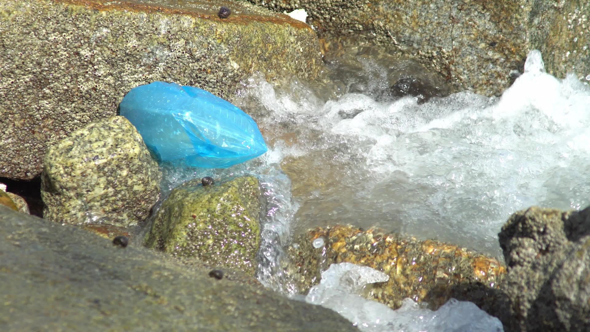 装有食品容器的蓝色塑料袋被波浪撞击视频的预览图