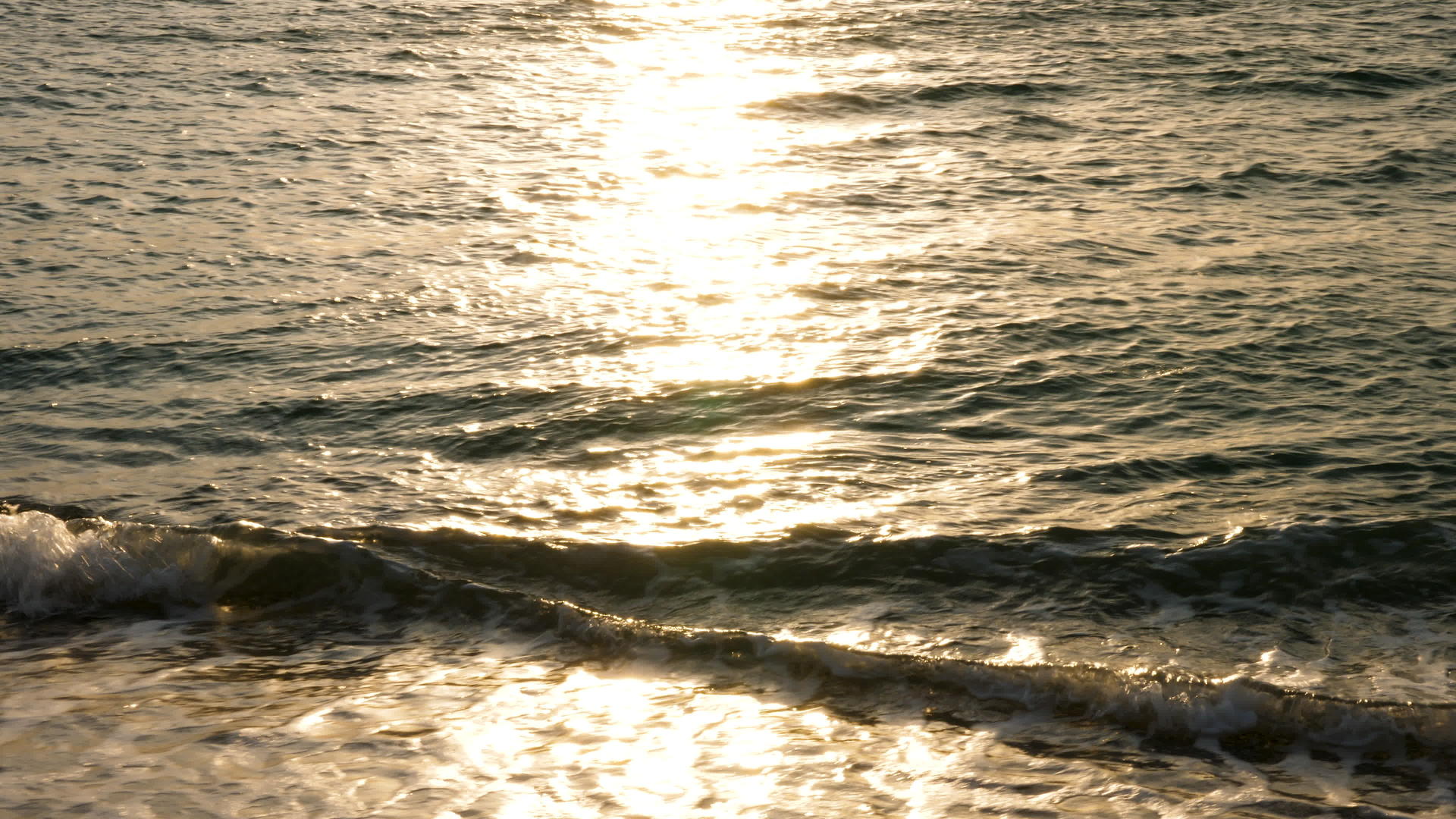 太阳在海面上反射波浪视频的预览图