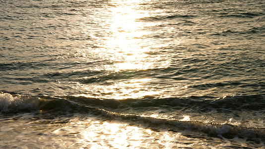 太阳在海面上反射波浪视频的预览图