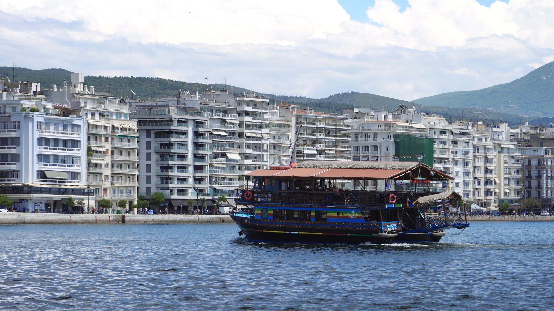 他们正在享受与游客一起乘坐的豪华游轮Thessaloniki视频的预览图