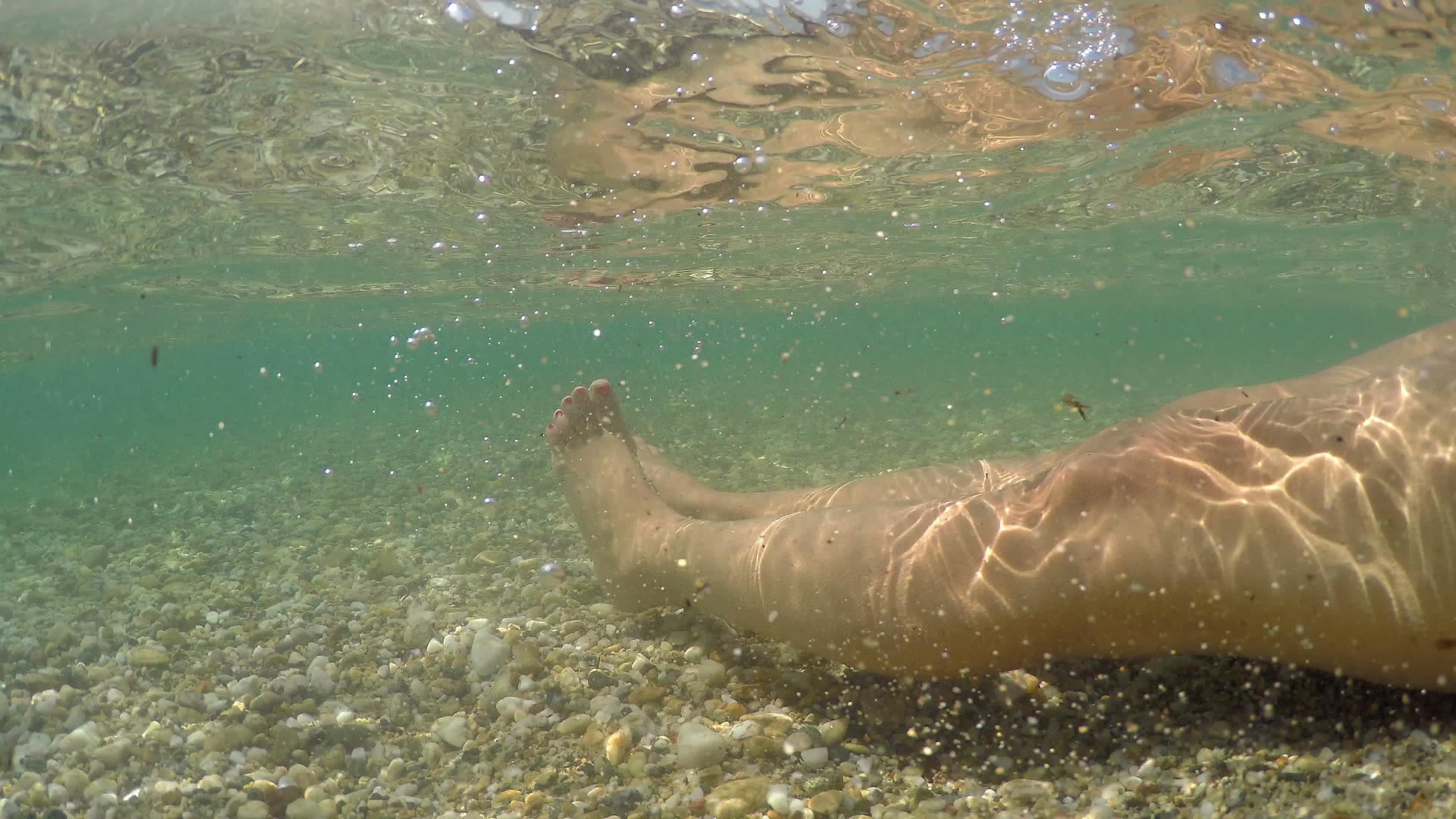 女足漂浮在浅水中放松暑假暑假的概念Gopro视频的预览图