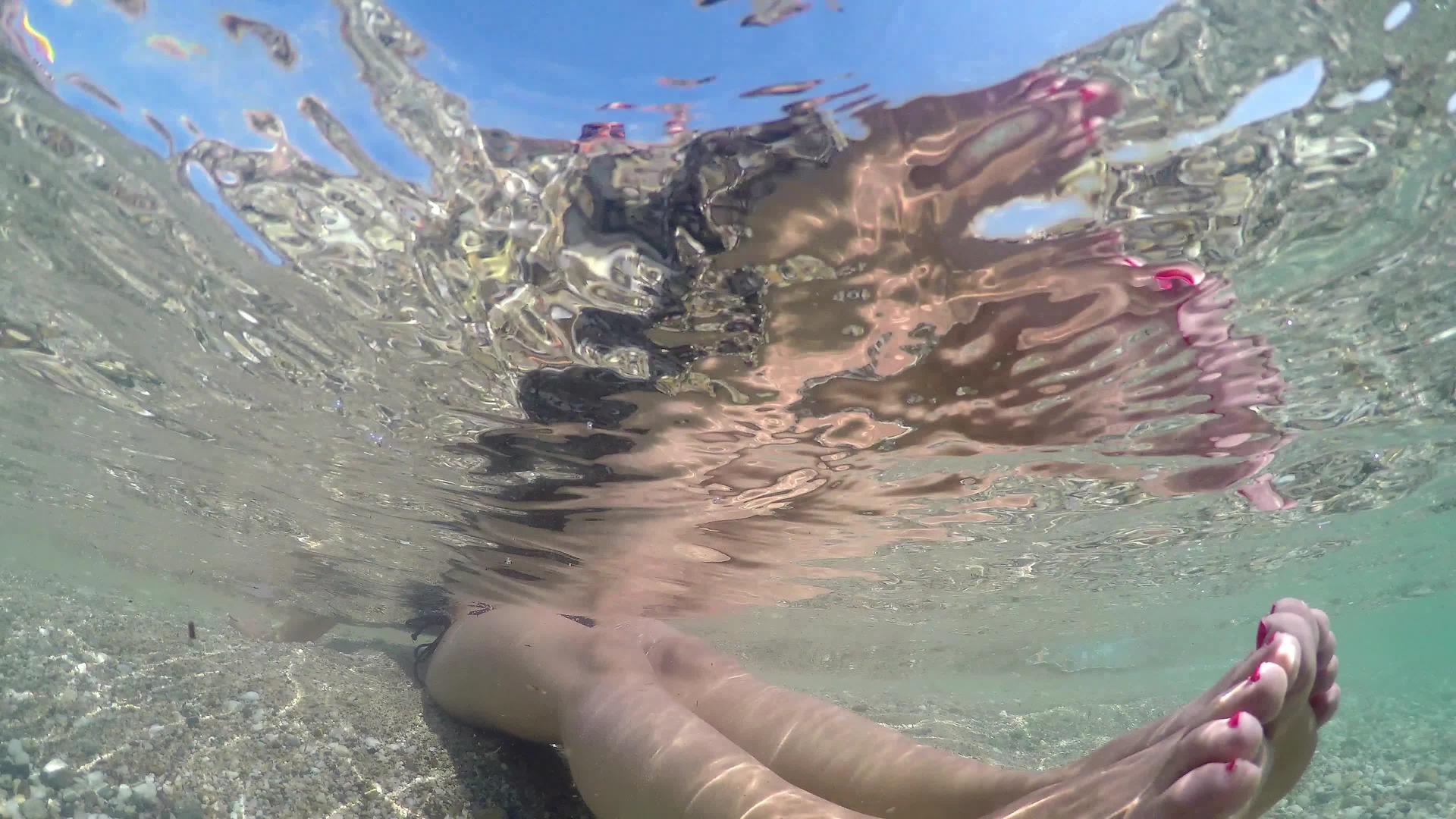 女足漂浮在浅水中放松暑假暑假的概念Gopro视频的预览图
