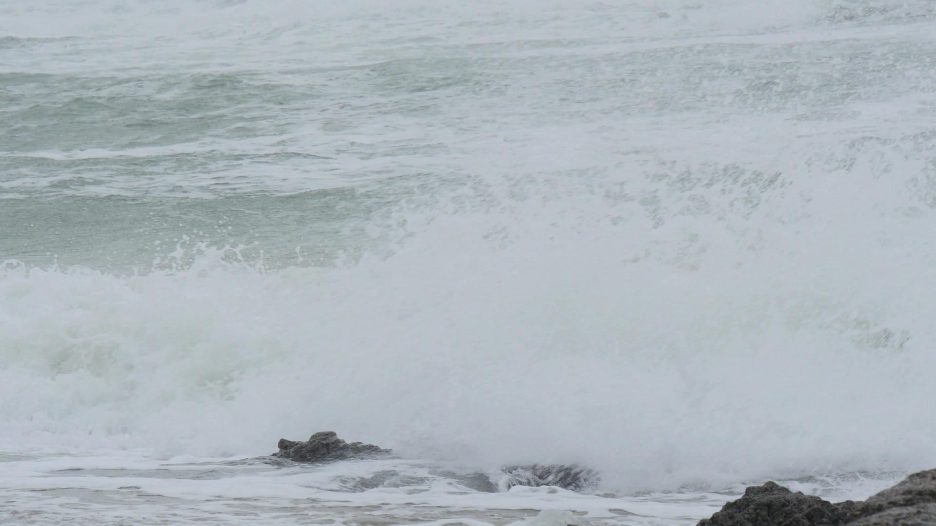 天气不好的时候海浪的景色视频的预览图
