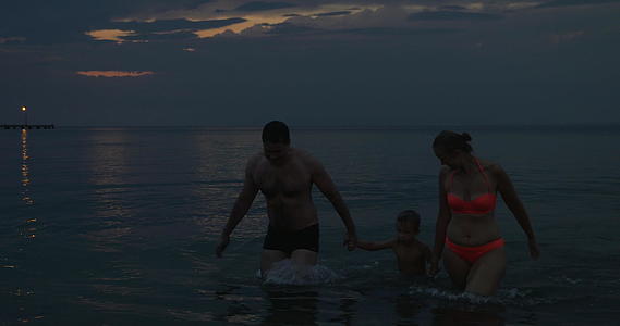 日落后一家人游进了黑白相间的皮尔乌斯视频的预览图
