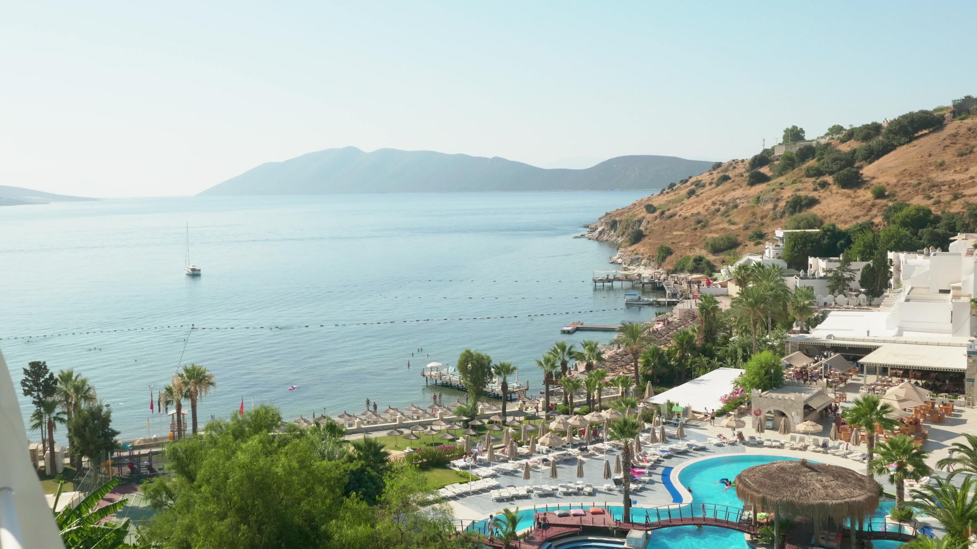 海和山度假酒店的游泳池有一个蓝色的游泳池视频的预览图