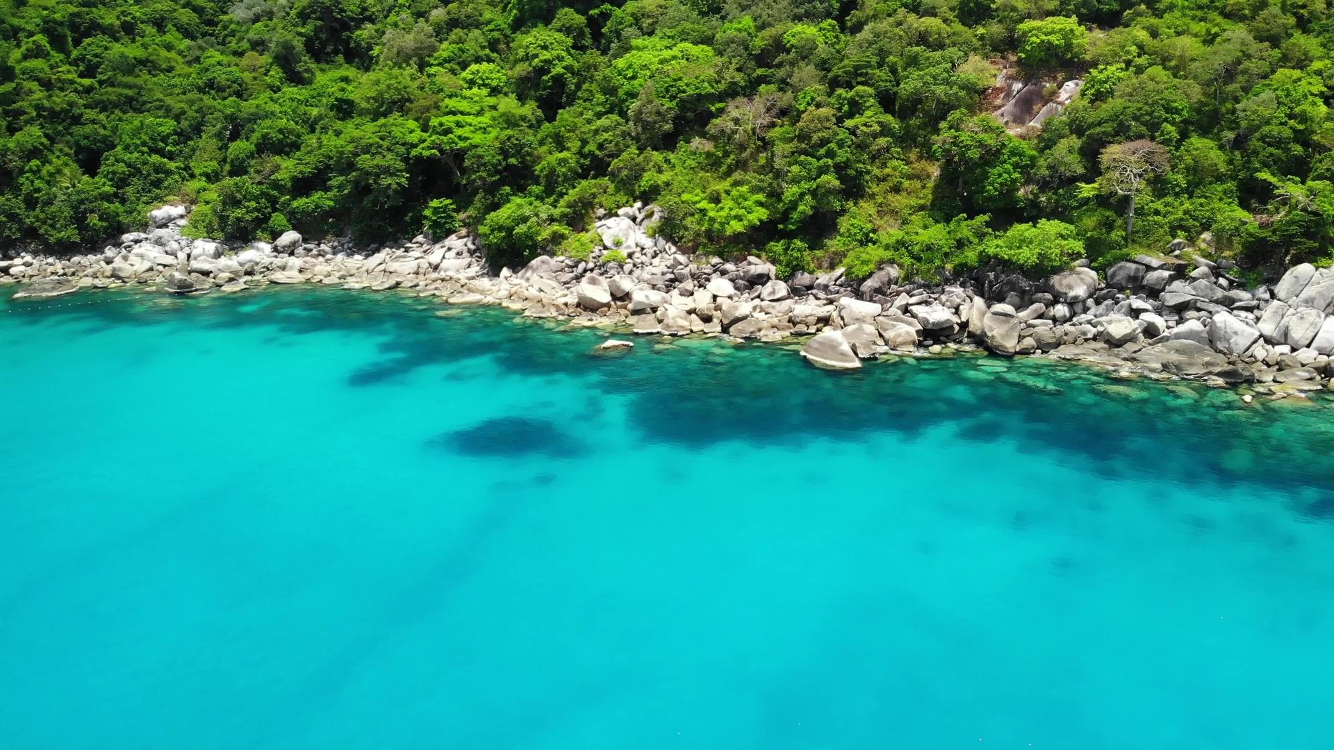 泰国阳光明媚的日子里泰国火山岛附近平静的海面上有无人机视频的预览图