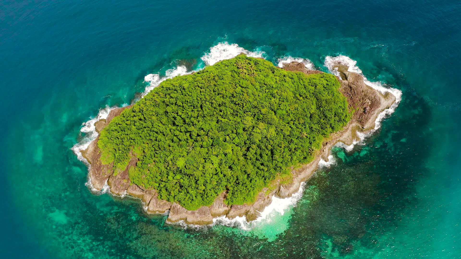 热带岛屿在珊瑚礁上的最高视野视频的预览图