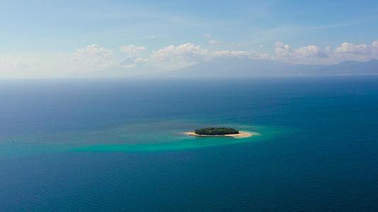 一个小热带岛屿有白色海滩菲里平群岛空中观光视频的预览图