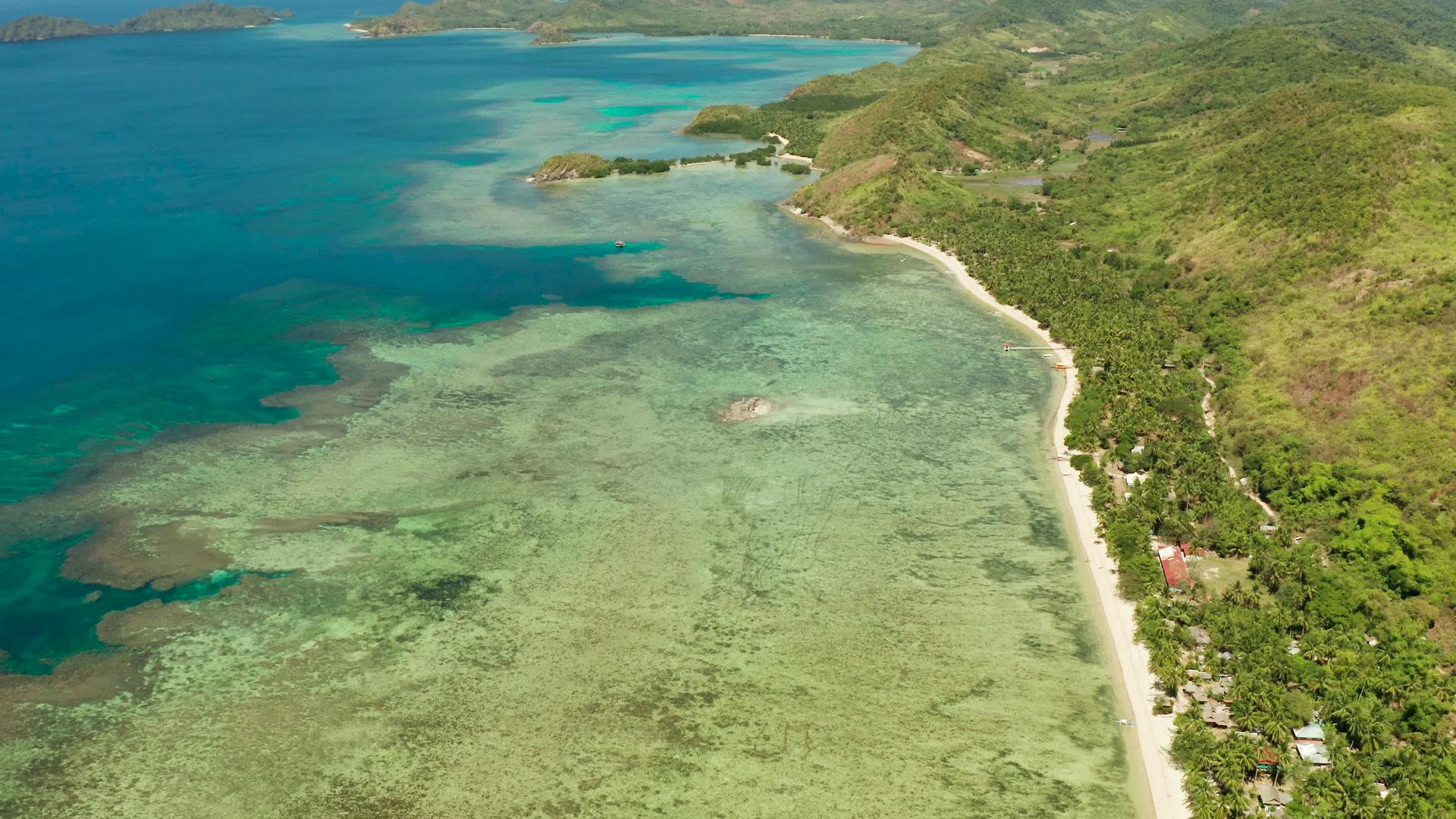 热带岛屿有蓝色的环礁湖视频的预览图