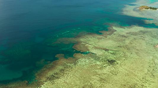 热带岛屿有蓝色的环礁湖视频的预览图