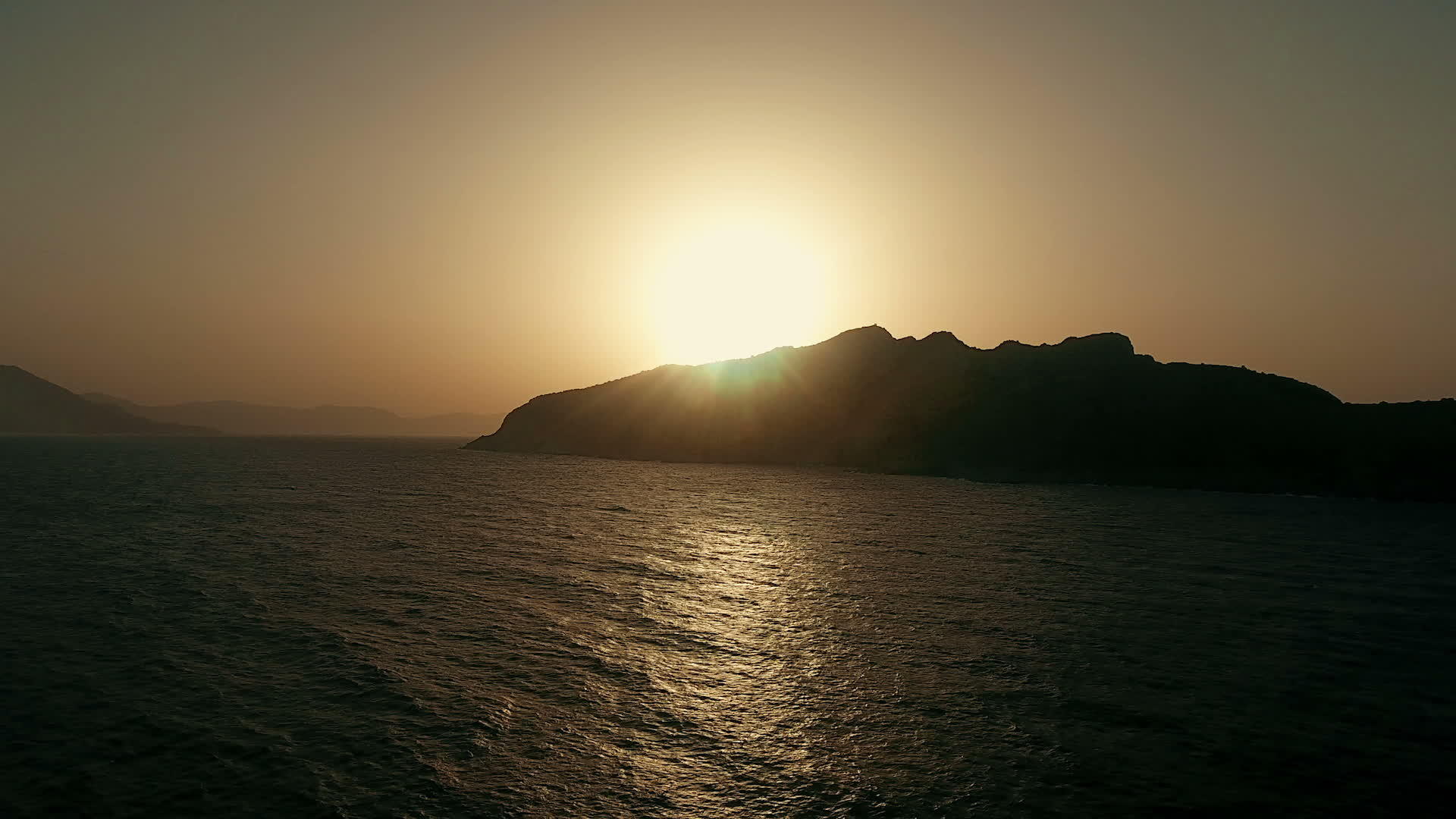 日落2点在沙龙湾的蒙尼岛视频的预览图
