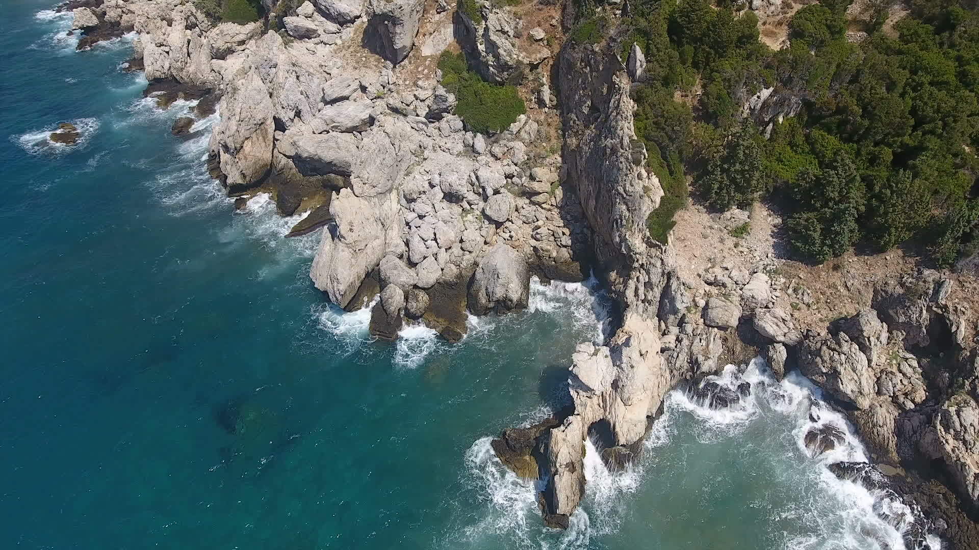 在岩石湾的悬崖上视频的预览图