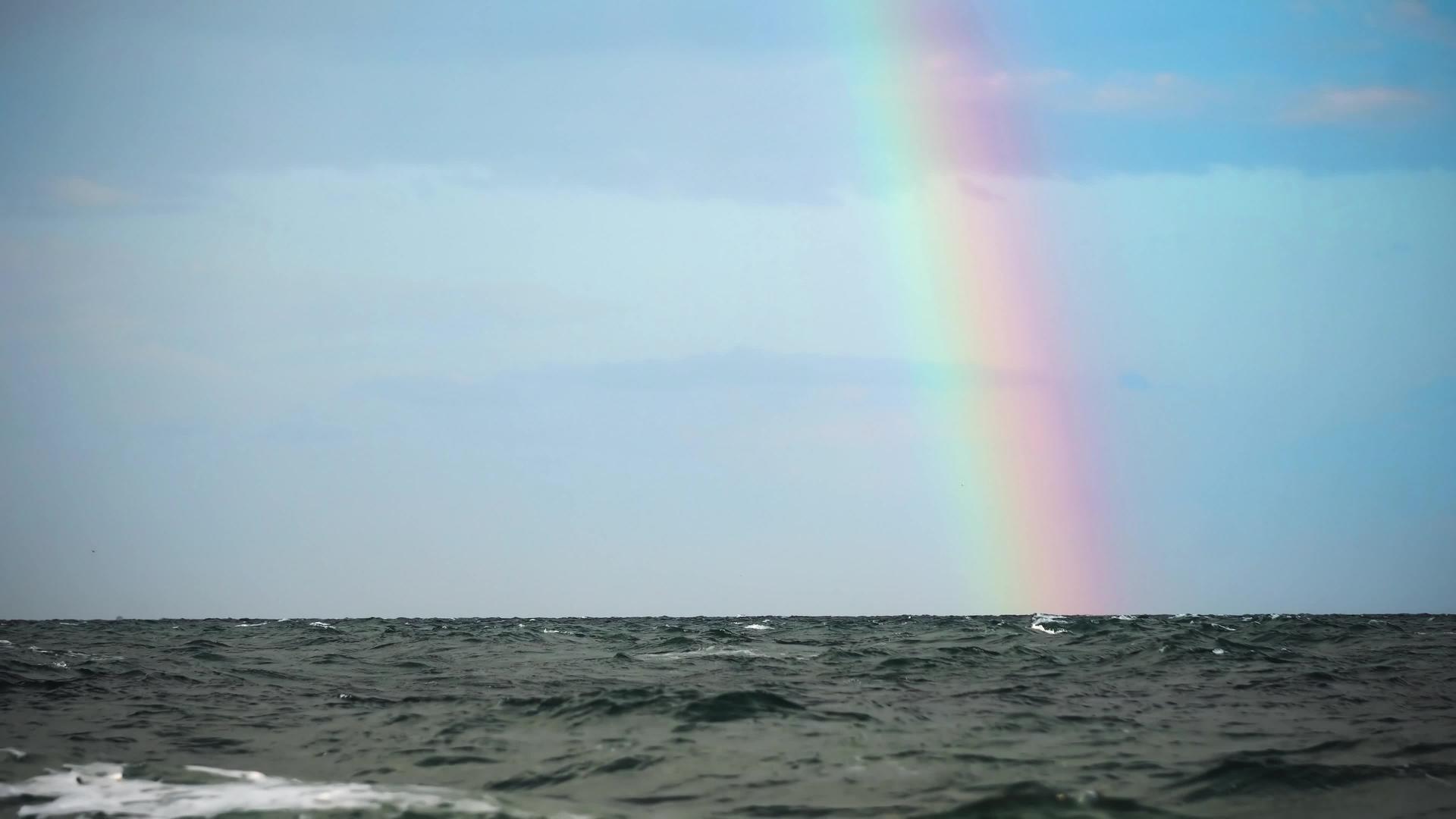 海平面上有美丽多彩的彩虹海景视频的预览图