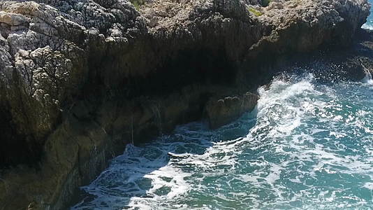 海浪从悬崖上落下视频的预览图