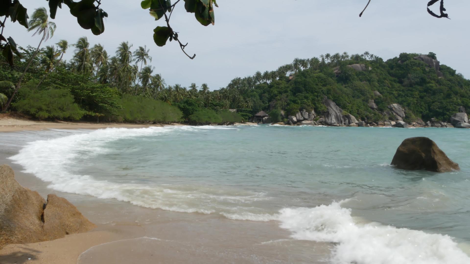 在泰国阳光明媚的日子里美丽的大海附近的绿色悬崖是壮丽的视频的预览图