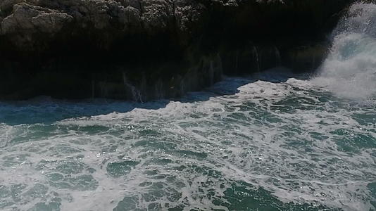 海浪2落在悬崖上视频的预览图