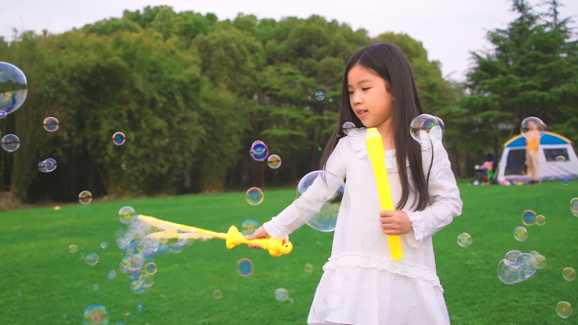 儿童开心的玩泡泡剑视频的预览图