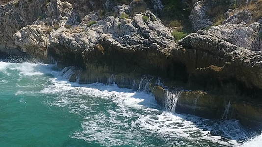 海浪撞击悬崖3视频的预览图