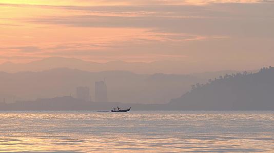金色的早晨渔船在海上行驶视频的预览图