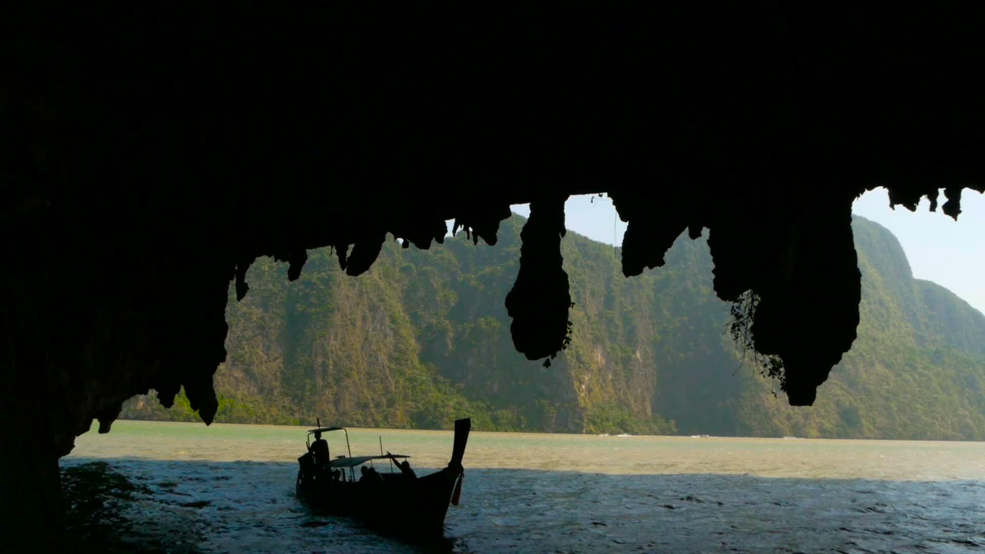 一艘船的轮廓漂浮在洞穴的裸体下视频的预览图