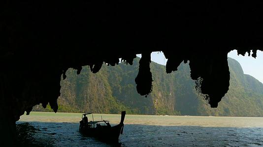 一艘船的轮廓漂浮在洞穴的裸体下视频的预览图