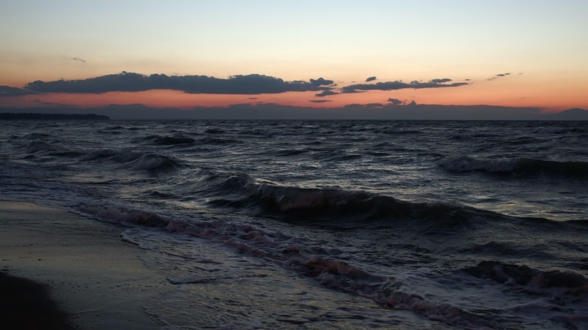 日落时海浪强烈视频的预览图