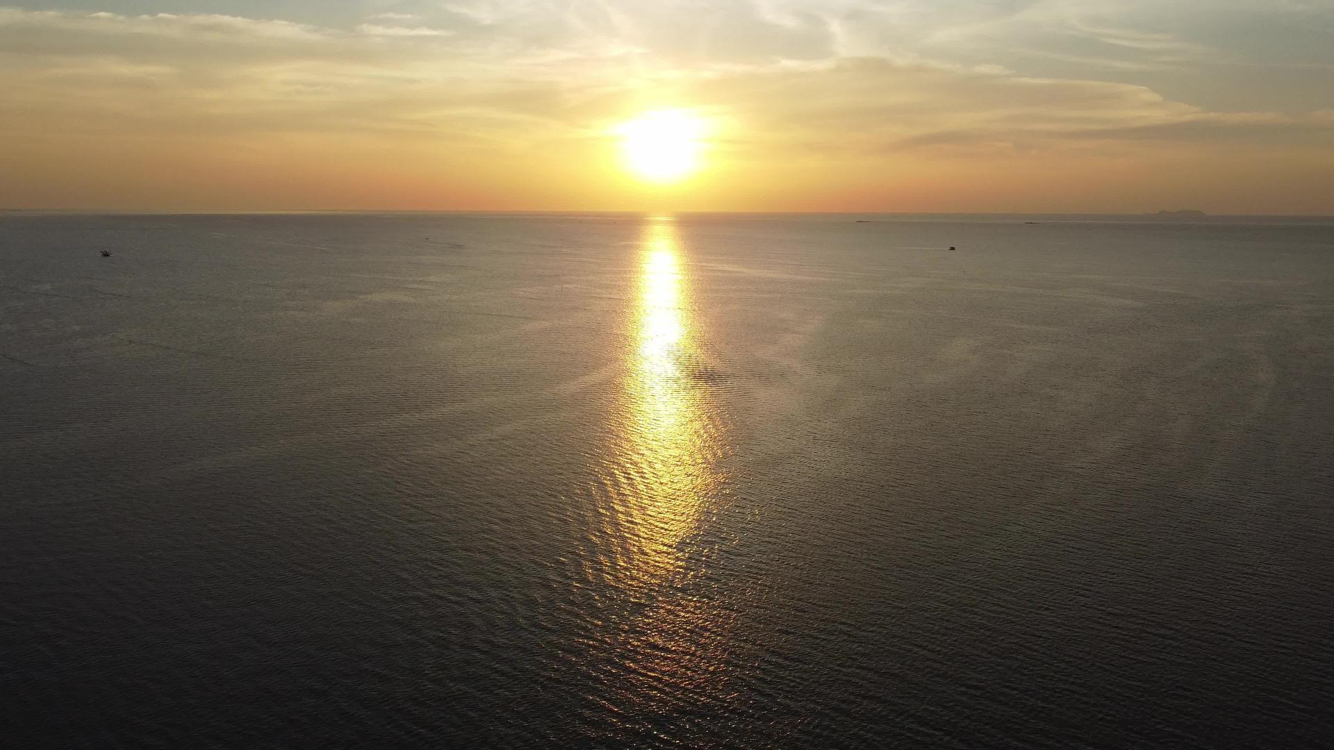 太阳照在海空的阳光下视频的预览图