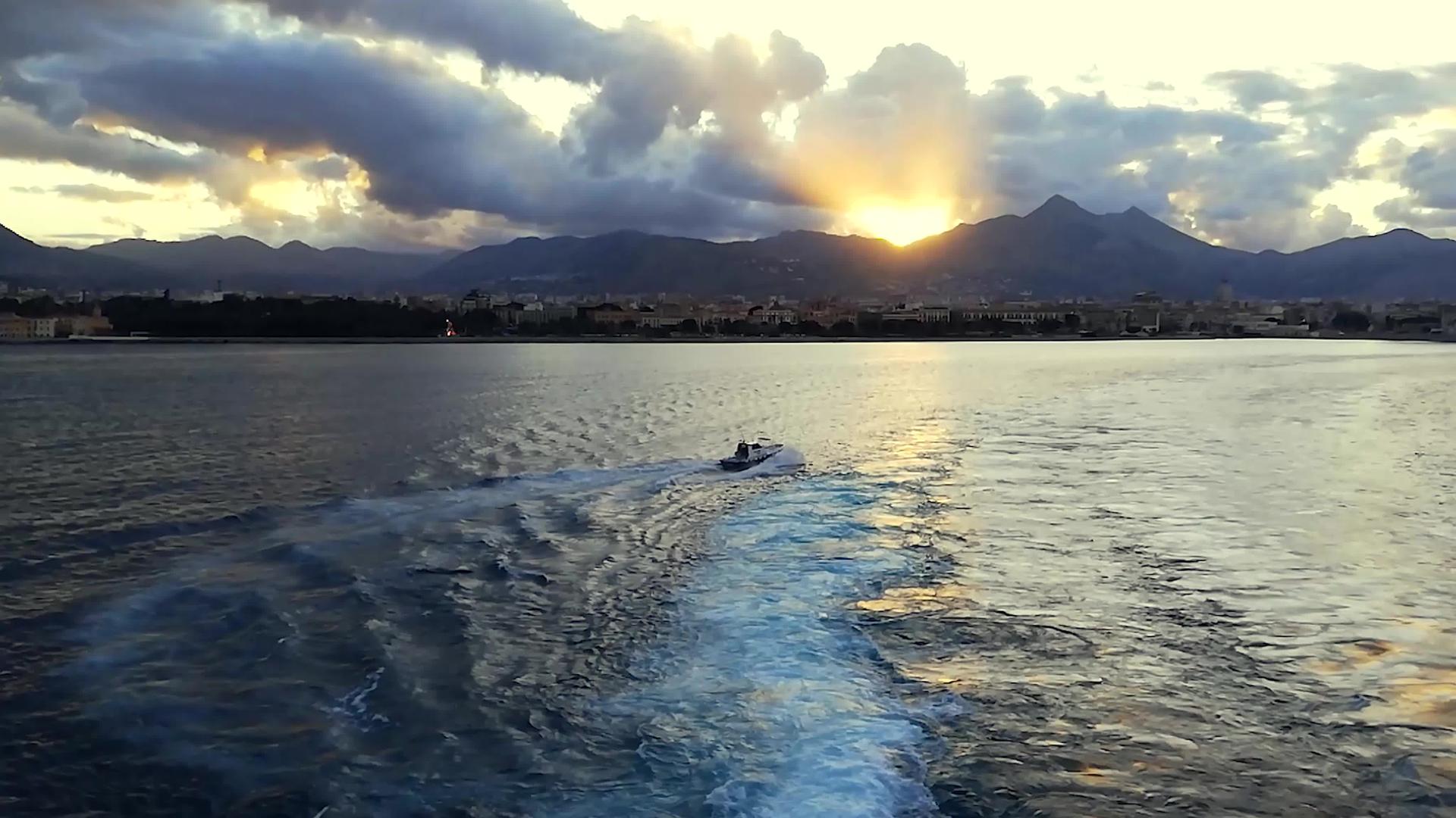 海上日落的汽艇视频的预览图