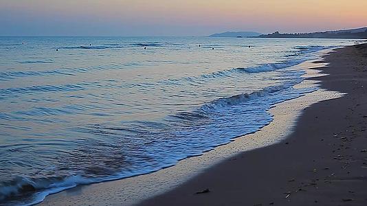 日落时在海上视频的预览图