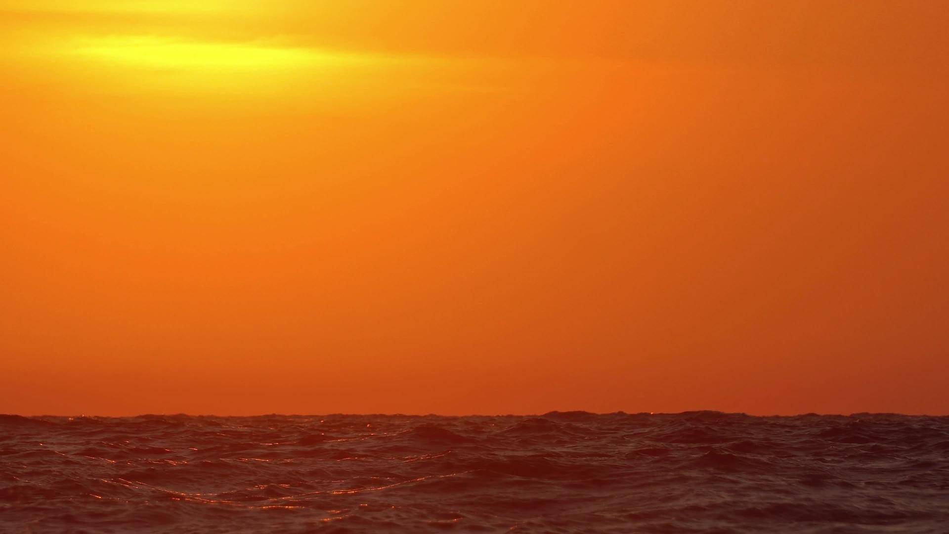 海浪低角度视图日落日出视频的预览图