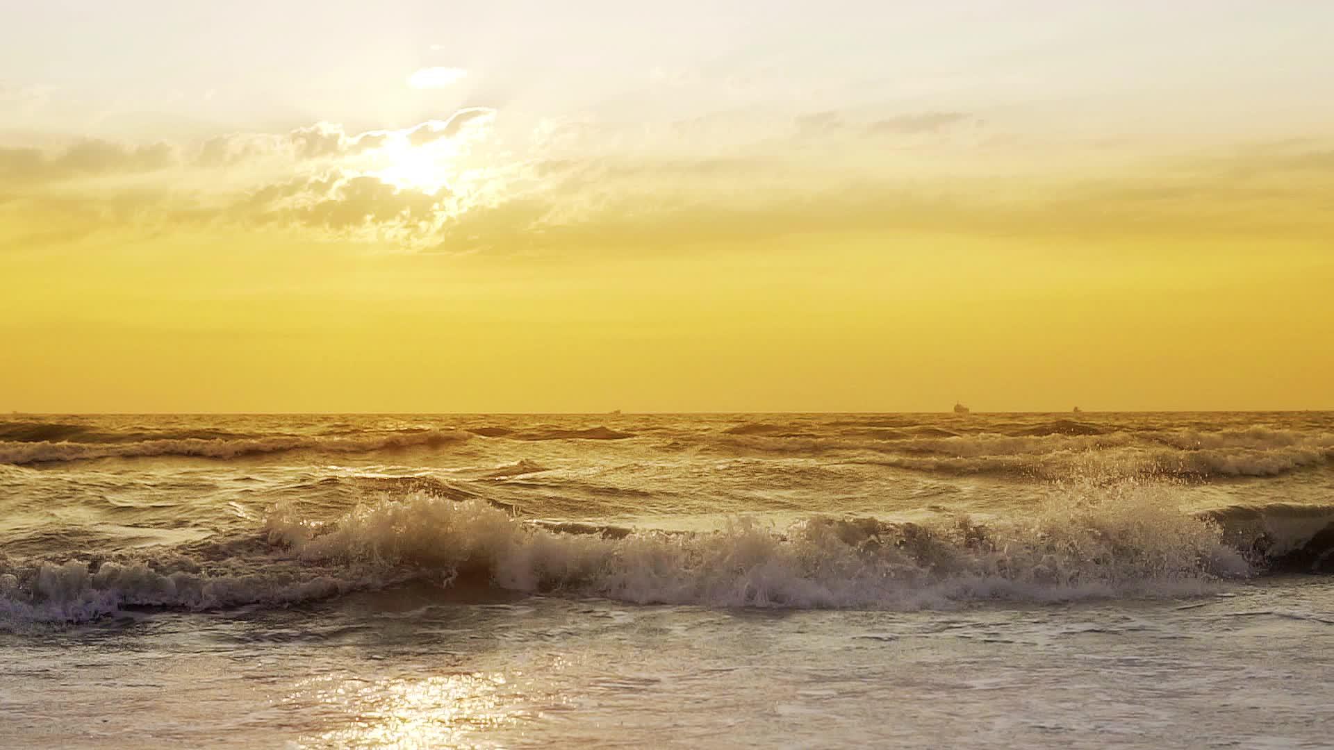 惊人的自然背景海浪在日出时相互碰撞风暴日相互视频的预览图