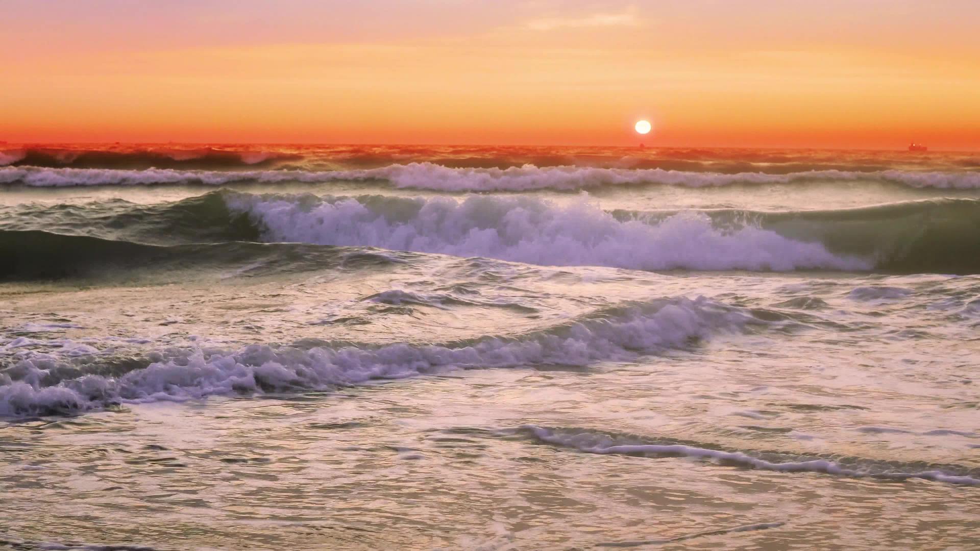日出时海浪在暴风雨中相撞视频的预览图