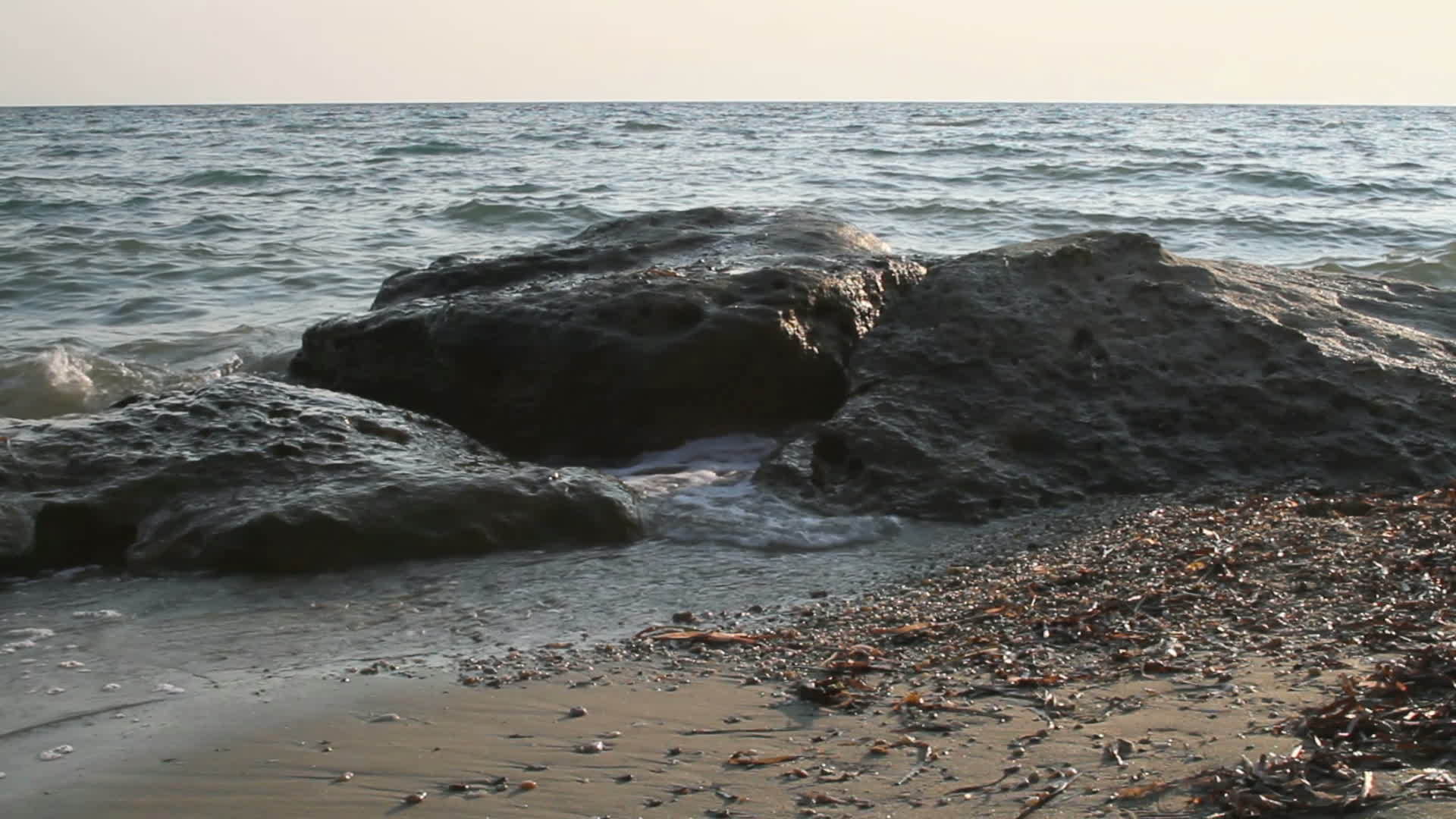 海上岩石撞击视频的预览图