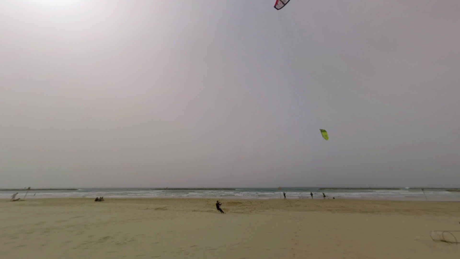 在阿利维夫海滩和受过风筝车训练的人一起打电话Israel视频的预览图