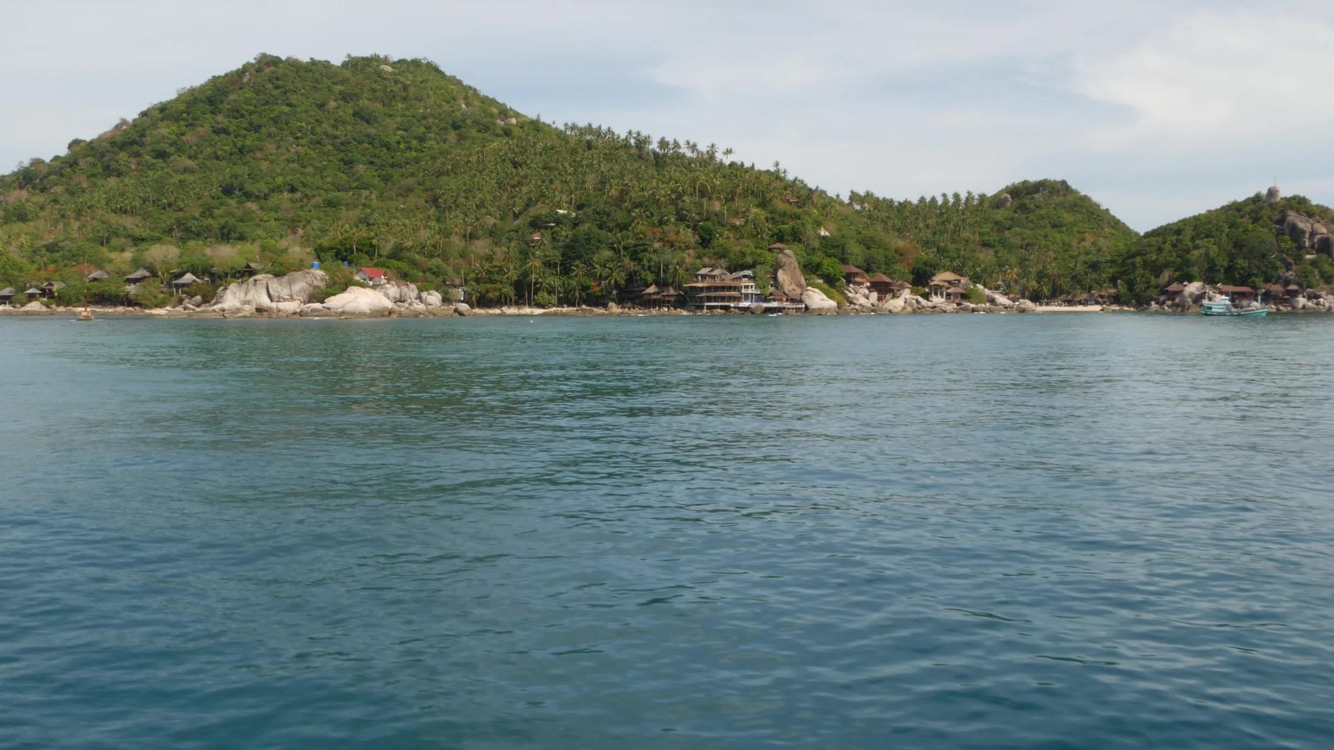 绿色热带异国天堂岛附近的平静水泰国多云多山的绿色陶岛岛视频的预览图